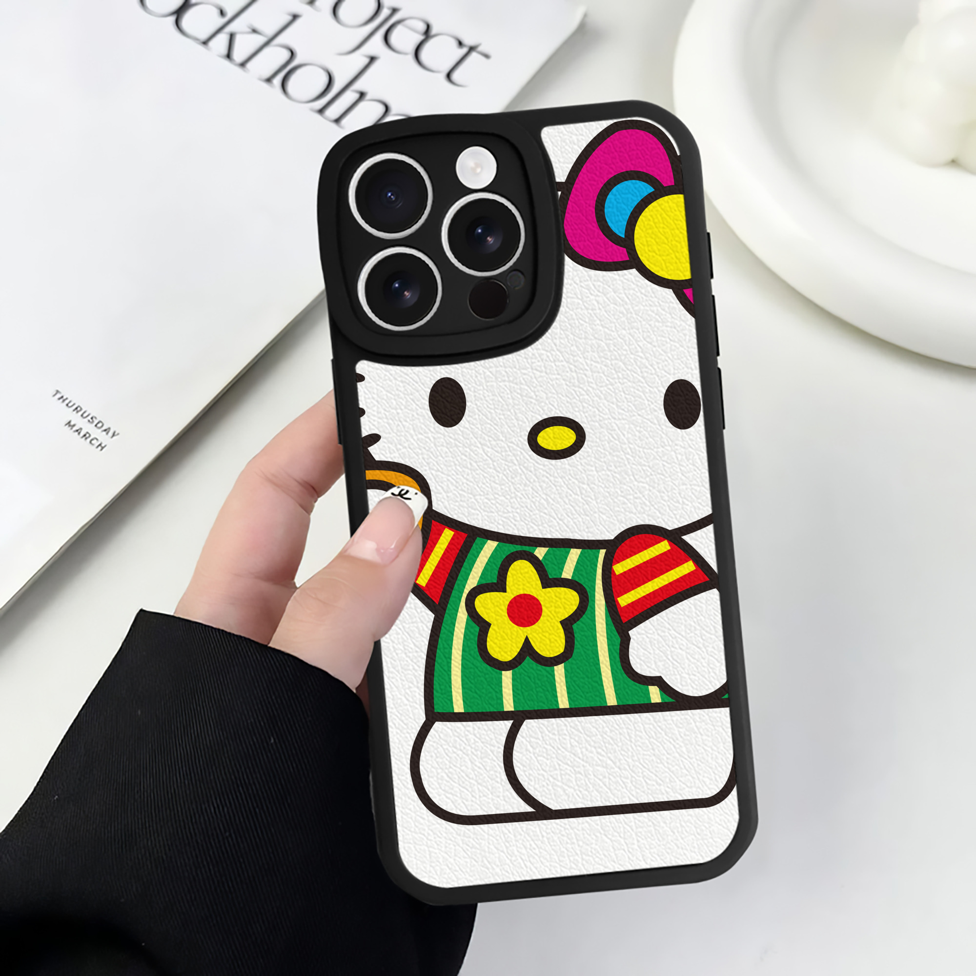 （画像用） Hello Kitty ハローキティ 【iPhone 16シリーズ対応】シリコンスマホケース（レザー調） 材質：シリコン